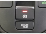 パーキングブレーキはスマートな電子制御式と合わせて渋滞時等にブレーキペダルから足を離しても停車状態を保持してくれるオートブレーキホールド機能で運転が楽になります。スタートはアクセルペダルを踏むだけ