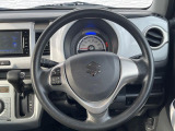 インテリアに合わせたデザインのステアリングは、運転される方のことも考え、運転しやすい形状、大きさです。是非一度、実際に触ってお確かめください。