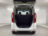 開口部も広く荷物の積み下ろしもしやすいお車となっております。床下にも収納スペースがあります。