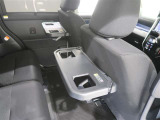 運転席、助手席シートにシートバックテーブルがあります。
