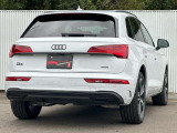 Audi ringsやシングルフレームグリル、フロントとリヤのバンパーなどのデザインエレメントがブラックになり、エクステリア全体の印象を引き締めます。