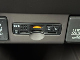【ETC】有料道路を利用する際に料金所で停止することなく通過できる、ETC車載器(ノンストップ自動料金収受システム機器)が装備されています。セットアップを行うことで利用可能になります。