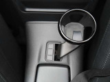 ドリンクホルダーは自然と手の触れる位置に配置されています。目線を外すことなく手元で扱えますので安心です♪