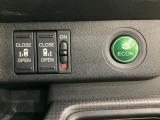 リアドアは乗り降りに便利な両側電動スライドドアです。また運転席に座っていながらスイッチ操作で自在にスライドドアを開け閉めできます。