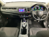 車内は光触媒抗菌消臭施工済です。スタイリッシュなデザインでスポーティなインパネ周りを演出します。グローブボックスやカップホルダーのほかにトレーなどたくさんの収納スペースが付いています。