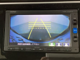 バックでの車庫入れも安心です! リアカメラが付いているバックモニター付のナビを装備しております。操作線もついており距離感も画面から確認できます。