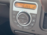 【オートエアコン】一度お好みの温度に設定すれば、車内の温度を検知し風量や温度を自動で調整。暑い…寒い…と何度もスイッチ操作をする必要はありません。快適な車内空間には必須の機能ですね♪