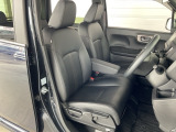 肘掛けとシートヒーター装備のフロントシートで長時間でも快適ドライブ!
