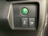 VSA装備車です。VSAはドライバーの操作と車の動きを見守っています。もし車の挙動が乱れたとき、4輪別々にブレーキをかけたり、エンジンパワーをしぼることによって車を安定させます。