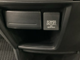 アクセサリーソケットはUSBのアダプターなどをつければ、スマホの充電にも使えます。周辺には物が置けるボックスがついています。
