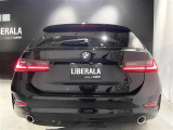 マットブラックにホワイトのLIBERALAのロゴの建物と看板が目印です。
