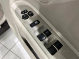 【電動格納ミラー】サイドミラーは電動格納式となっており、狭い駐車場でもキズがつくリスクを抑えられます。