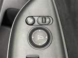 【電動格納ミラー】運転席のスイッチで、ドアミラーの開閉や角度の調整ができます。