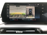 駐車する際は、パーキングヘルプラインと障害物マーク表示機能付のリアビューカメラがスマートな車庫入れをサポートします!障害物との距離を信号音と画面表示でお知らせするので安全かつ正確に駐車できます。