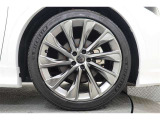 225/45R21