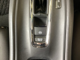 セレクトレバーの下に電子制御パーキングブレーキがあります。スイッチひとつで、停車した地点の傾斜などをシステムが検知・判断してブレーキ力を自動的に最適制御し、しっかり停車できるパーキングシステムです。