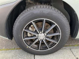 Aftermarketアルミ付き。タイヤサイズは185/65R15、現在は冬タイヤ装着で残り溝は約4ミリです