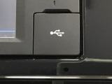 USB入力端子ついてます。USBメモリを接続して音楽ファイル、画像ファイル、動画ファイルなどをナビ画面で楽しめます ※一部のディスプレイオーディオ、CDチューナーの場合は音楽ファイルのみとなります