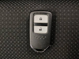 スマートキーを装備しています。鍵を差し込むことなくドアロックの開け閉めと、スタートボタン操作でのエンジンスタートができます。