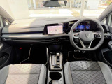 物理ボタンが少なく、すっきりとした車内デザインです。
