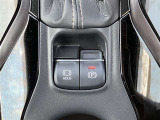 各種操作スイッチです。【電動パーキングブレーキ】は自動でサイドブレーキをかけてくれる安心機能です。