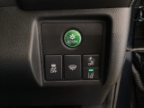 Hondaセンシング用の、VSA(ABS+TCS+横滑り抑制)解除とレーンキープアシストシステムのメインスイッチなどはハンドルの右側に装備しています。燃費に役立つECONボタンもここです。