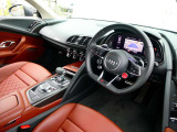 【インパネ】水平基調のダッシュボード、ナビは運転席側に向くよう設計。