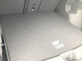 ラゲージルームは十分な広さです。後席背もたれを倒してスペースを広げることも可能で、大きい荷物でも安心です。