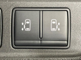 【両側パワースライドドア】スマートキーや運転席のスイッチで後席両側スライドドアの開閉が可能♪電動だから力を入れてドアを開ける必要が無く、小さなお子様でも簡単に開け閉めでき快適です♪