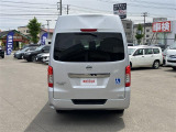 2500CCディーゼル 4WD チェアキャブ M仕様 車いす2脚+8人で最大10人乗り 電動車いすリフター 8NO2年車検 リヤヒーター リヤクーラー メーター内バックカメラ 電動サイドステップ