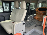 2500CCディーゼル 4WD チェアキャブ M仕様 車いす2脚+8人で最大10人乗り 電動車いすリフター 8NO2年車検 リヤヒーター リヤクーラー メーター内バックカメラ 電動サイドステップ