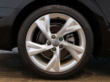 アルミホイール 5Yスポークデザイン 8Jx18/245/40R18/スポーツサスペンション