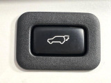 【パワーバックドア】スマートキーや運転席のボタンを押すだけでリアゲートが自動で開閉します!荷物を持っている時や、高い位置にあるバックドアを閉める際に便利な機能です♪