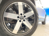 ●純正18インチアルミホイール:輸入車ならではの卓越した走りを支えるホイールと足回りです!日本車の走りに慣れている方にもぜひ体感して頂きたいほど、高いレベルでまとまっています!