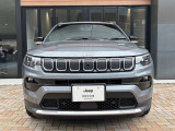 Jeepの特徴的な、丸目のライトと7スロットグリルです。