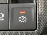 【電動パーキングブレーキ】パーキングブレーキは便利な電動式!ボタン一つで操作でき、アクセルを踏めば自動で解除されます♪レバーやペダルが無いので運転席廻りもすっきりしますね♪