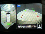 ルームミラー内部に360度見渡せるアラウンドビューモニターを採用しています。ミラーに付いたスイッチを押すことで周りの状況を確認できます。