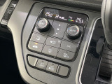 【オートエアコン】一度お好みの温度に設定すれば、車内の温度を検知し風量や温度を自動で調整。暑い…寒い…と何度もスイッチ操作をする必要はありません。快適な車内空間には必須の機能ですね♪
