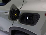急速充電器は、商業施設など外出先の公共の充電ステーションでご利用いただけます。CHAdeMOに対応し、短時間で急速充電!150kWの急速充電器を使用した場合、充電率10%から80%まで、約32分で充電できます。