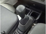 5速マニュアルミッションを装備。使いやすいシフトノブ、エンジン始動はクラッチペダルを踏み込んでスタートして下さい。
