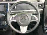 インテリアに合わせたデザインのステアリングは、運転される方のことも考え、運転しやすい形状、大きさです。是非一度、実際に触ってお確かめください。