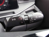 インテリジェントオートライトに加え、アダプティブLEDヘッドライトシステムを搭載!照射パターンを変化させて対向車や先行車が眩しくならないようにハイビームをキープすることで、良好な視界を確保します。