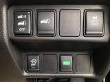 運転席横の各種設定ボタンです。横滑り防止機能も搭載されています。