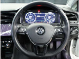 【ステアリング】左側ACCアダプティブクルーズコントロール=前車追従機能&オーディオ用スイッチと右側マルチファンクションディスプレー用コントロールスイッチ装備