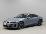 Audi が世に送り出す革新的な電動グランツーリスモ。エモーショナルな4ドアクーペスタイルと電気モーターによるパワフルな走行性能を実現しています