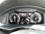 重厚感と安定感があり、同時にダイナミックさも備えるAudiの走り。機能やデザインが革新的なメーター。