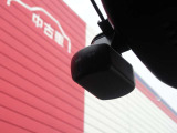 前後に純正ドライブレコーダー付いています(*^^)v 撮影記録が駐車時の安心を高めるとともに、走行中の幅寄せ対策や後方撮影にも対応していますので安心です♪