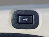 【パワーバックドア】スマートキーや運転席のボタンを押すだけでリアゲートが自動で開閉します!荷物を持っている時や、高い位置にあるバックドアを閉める際に便利な機能です♪