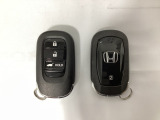 スマートキーを装備しています。鍵を差し込むことなくドアロックの開け閉めと、スタートボタン操作でのエンジンスタートができます。ボタン操作でトランクが開けられる電動テールゲートのボタンもついています。