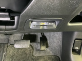 ハンドルの右下にETCがついています。高速道路の料金所の通過も楽々です!。 カードの取り出しもしやすい場所についています。